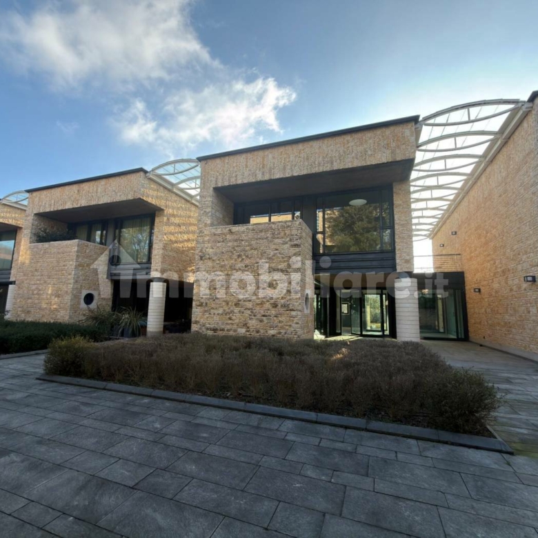 Prestigiosa Villa indipendente Merate