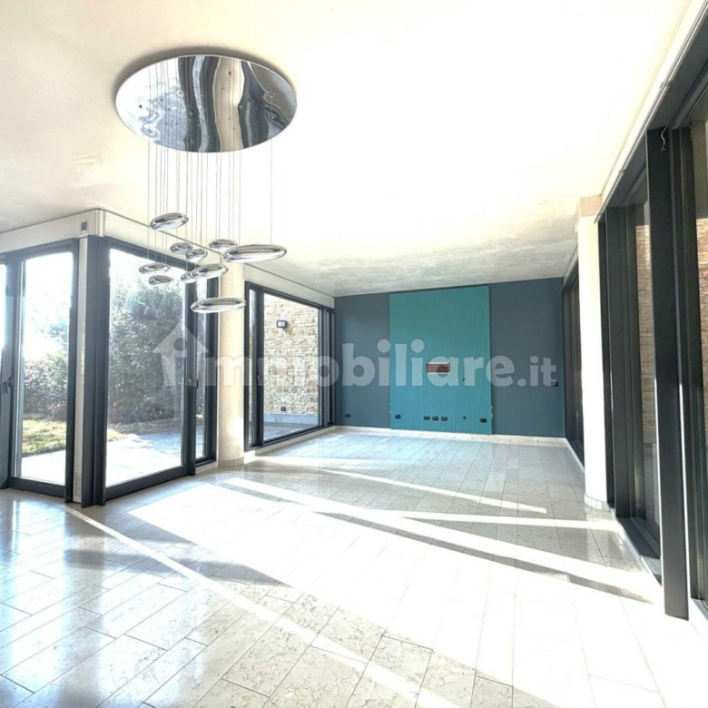 Prestigiosa Villa indipendente Merate
