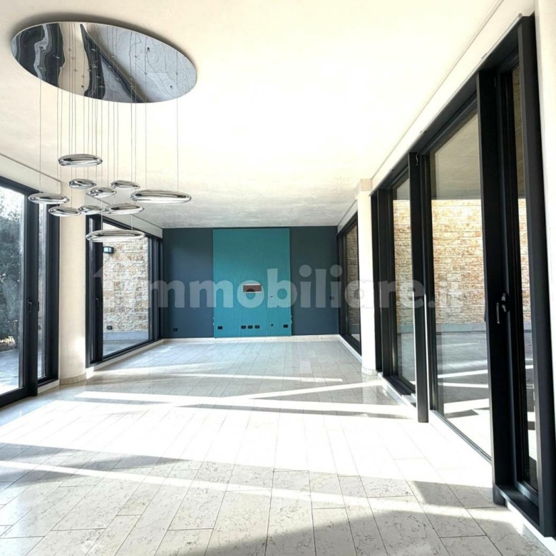 Prestigiosa Villa indipendente Merate