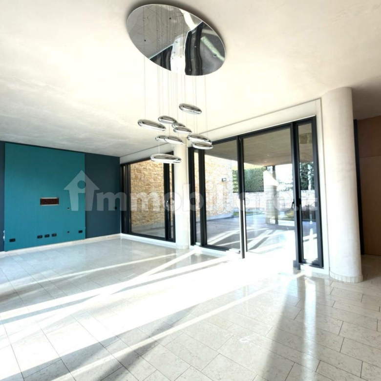 Prestigiosa Villa indipendente Merate