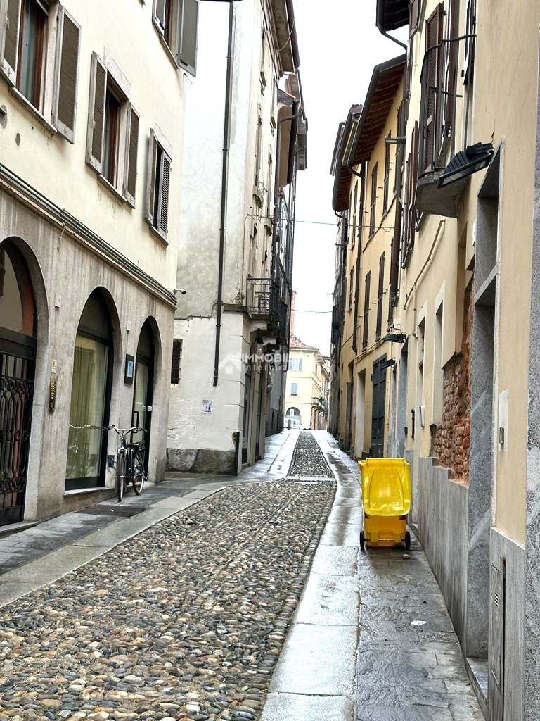 Negozio Centro Storico Pavia affitto esclusivo in via dei liguri