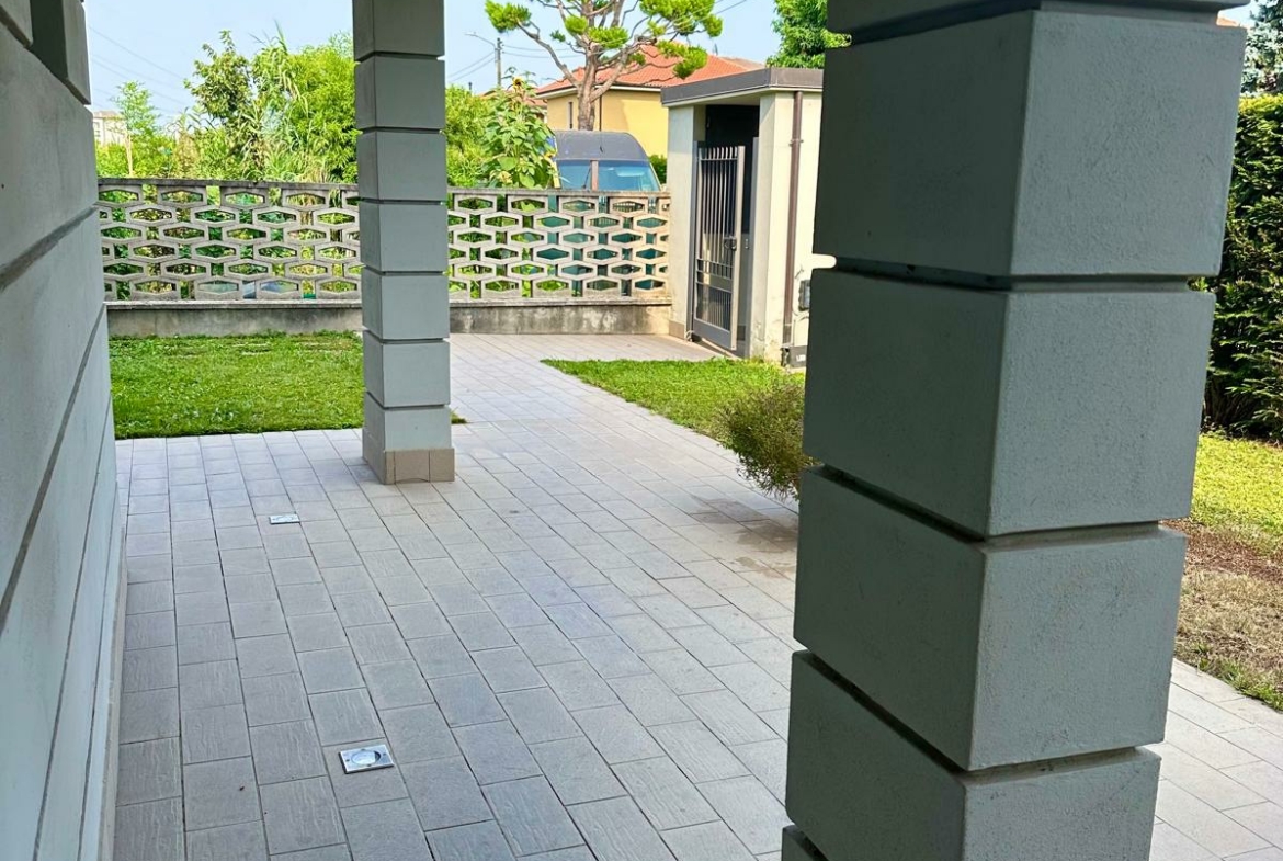 quadrilocale con giardino Biassono